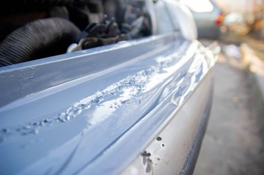 Gri bir araba tamponunun, kaynakların tamiri ve boyaması.