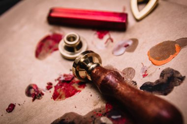 Balmumu mühürlü klasik noter damgası.