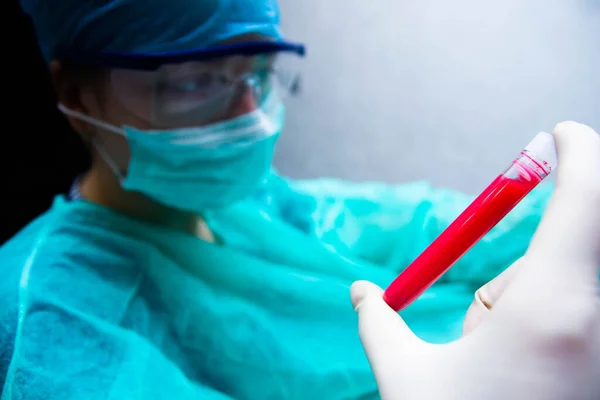 Hand Hand Mit Medizinischem Reagenzglas Mit Blut Pandemisches Konzept Zur — Stockfoto