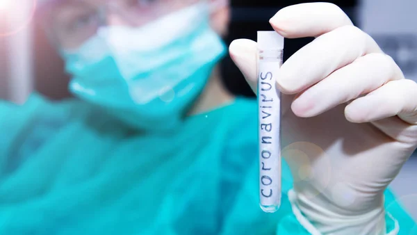 Guanto Mano Con Provetta Medica Con Sangue Positivo Sul Merluzzo — Foto Stock