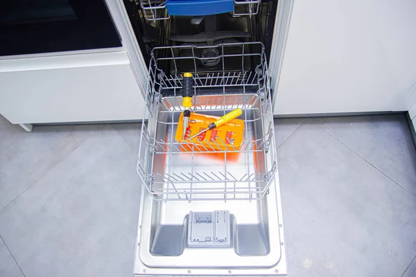 Mutfakta Tornavidaları Olan Modern Bir Bulaşık Makinesinin Tamiri — Stok fotoğraf