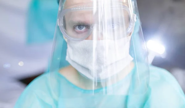 Хірург Медичній Формі Захисний Щит Обличчя Спеціалізовані Окуляри Концепція Захисту — стокове фото