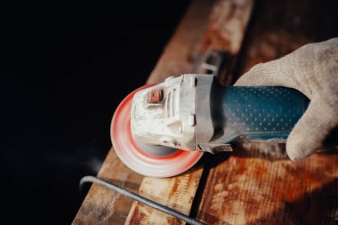 Ahşap işçiliği, öğütücü eski boyaları keser ve ahşap bir tahtadan cila sürer. mobilya restorasyonu.