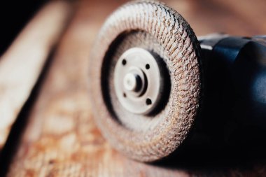 Tahtada öğütücü, atölyede marangozluk konsepti..