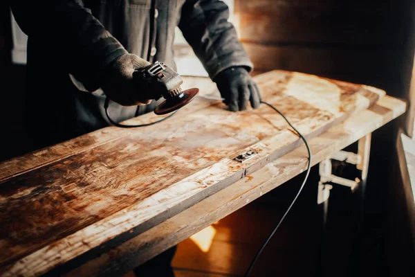 Lavorazione Del Legno Macinino Taglia Vecchia Vernice Vernice Una Tavola — Foto Stock