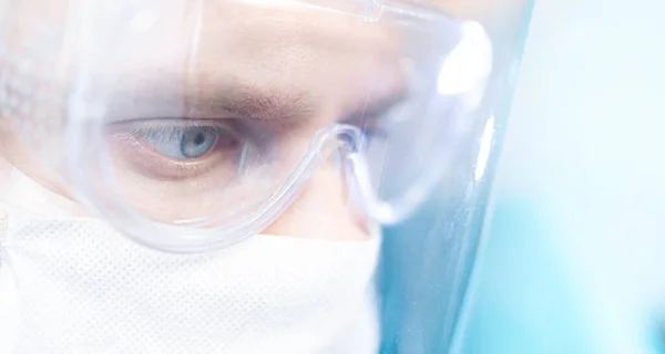 Chirurg Mit Brille Und Schutzschild Und Maske Junge Fachkraft Arbeitet — Stockfoto