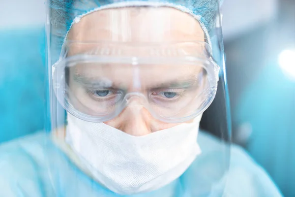 안경을 보호용 방패와 마스크를 외과의사 전문의 가수술실에서 일한다 — 스톡 사진