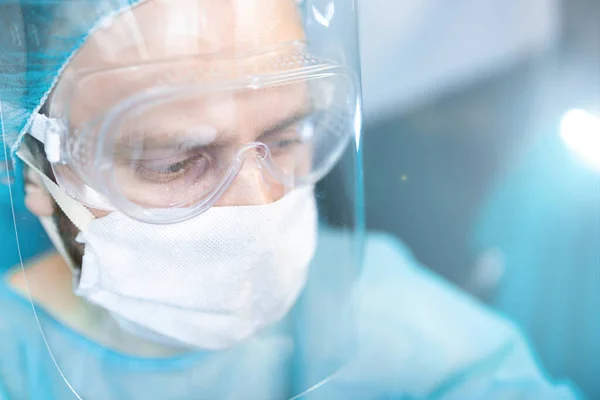 Chirurg Mit Brille Und Schutzschild Und Maske Junge Fachkraft Arbeitet — Stockfoto