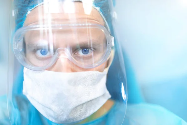 Chirurg Mit Brille Und Schutzschild Und Maske Junge Fachkraft Arbeitet — Stockfoto