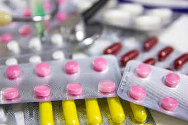 Renkli ilaç seti, tıbbi teşhis ve terapi konsepti.