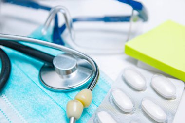 Steteskopta haplar ve tıbbi maske tıbbi güvenlik gözlüğü, tıbbi teşhis ve terapi kavramı