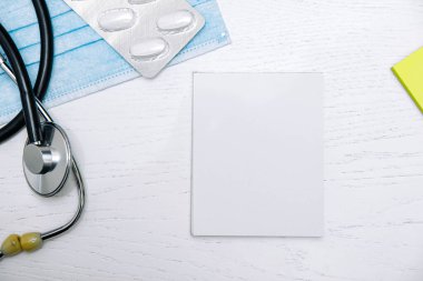 Steteskop, hap ve kırtasiye malzemesi olan doktor için tıbbi koruyucu maske, tıbbi teşhis ve terapi kavramı