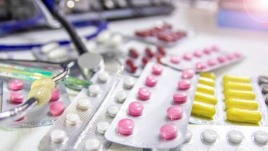 Renkli eczacılık hapları ve termometreyle steteskop, tıbbi teşhis ve terapi konsepti.