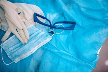 Gözlüklü, maskeli, eldivenli, steteskoplu, koronavirüs konsepti olan doktorlar için tıbbi koruyucu kostüm. 