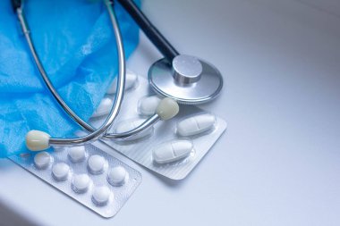 Maske ve haplarla steteskop, tıbbi teşhis ve terapi kavramı