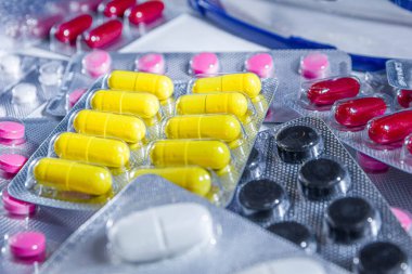 Renkli ilaç seti, tıbbi teşhis ve terapi konsepti.