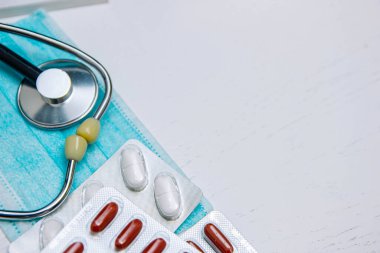 İlaç ve tıbbi maskeli steteskop, tıbbi teşhis ve terapi kavramı