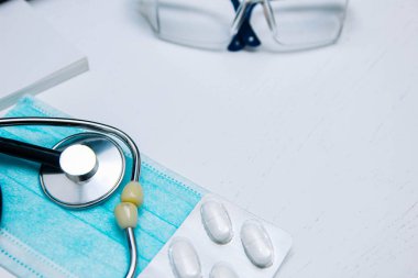 Steteskopta haplar ve tıbbi maske tıbbi güvenlik gözlüğü, tıbbi teşhis ve terapi kavramı