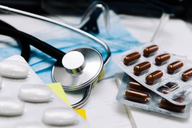 İlaç ve tıbbi maskeli steteskop, tıbbi teşhis ve terapi kavramı