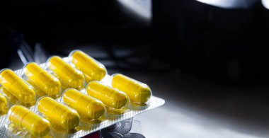 Renkli ilaç seti, tıbbi teşhis ve terapi konsepti.