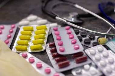 Maske ve haplarla steteskop, tıbbi teşhis ve terapi kavramı