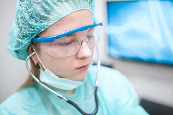 Joven Mujer Pasante Médico Máscara Médica Uniforme Usando Estetoscopio — Foto de Stock