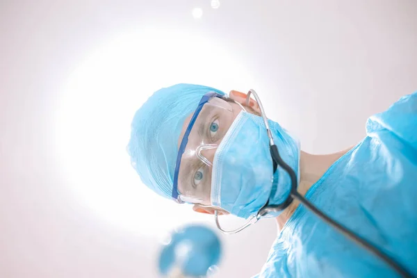 Cirujano Con Gafas Máscara Protectora Trabajando Quirófano — Foto de Stock