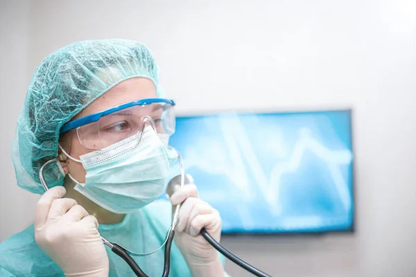 Young Woman Intern Doctor Medical Mask Uniform Using Stethoscope — Stock Photo, Image