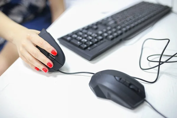 Frauenhand Mit Roten Nägeln Mittels Computermaus Nahsicht — Stockfoto