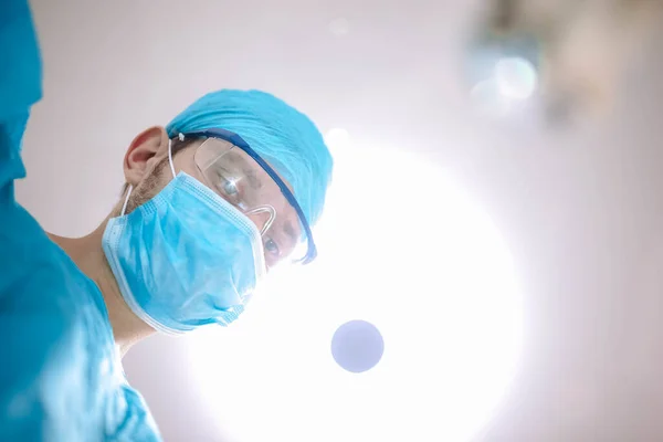 Cirujano Con Gafas Máscara Protectora Trabajando Quirófano — Foto de Stock