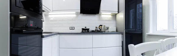 Εσωτερική Άποψη Της Κομψής Ασπρόμαυρης Κουζίνας — Φωτογραφία Αρχείου