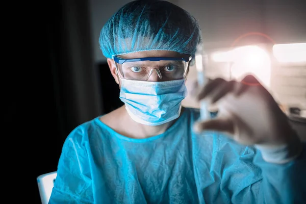 Wissenschaftler Hält Reagenzglas Mit Dem Virus Der Hand — Stockfoto