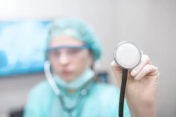 Mladá Žena Stážista Lékař Lékařské Masce Uniformě Pomocí Stetoskopu — Stock fotografie