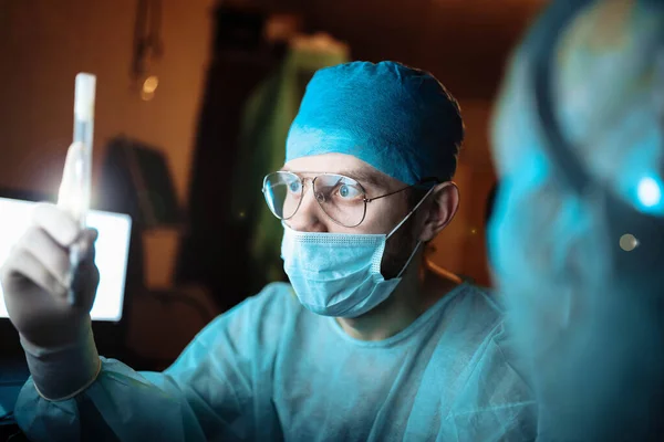 Científico Sostiene Mano Tubo Ensayo Con Virus — Foto de Stock