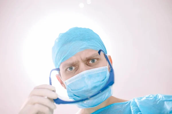 Chirurg Brýlemi Ochrannou Maskou Pracující Operačním Sále — Stock fotografie
