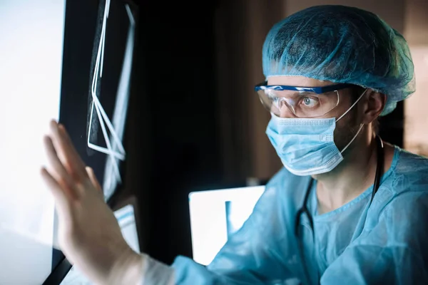 Lékař Ochranné Uniformě Brýle Při Pohledu Rentgen Obrazovce Nemocnici — Stock fotografie