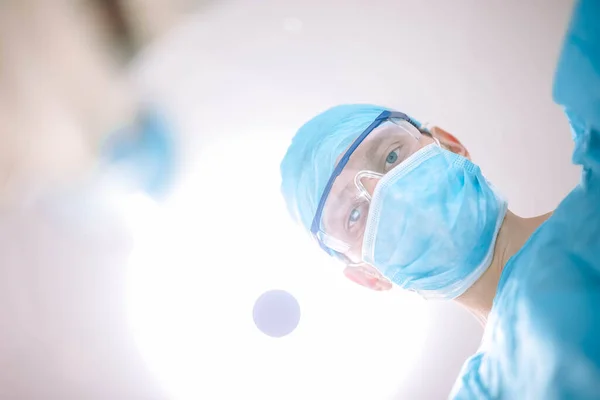 Cirujano Con Gafas Máscara Protectora Trabajando Quirófano — Foto de Stock