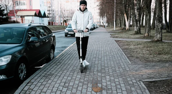 Homem Monta Uma Scooter Elétrica Branca Dia Gelado Inverno Transporte — Fotografia de Stock