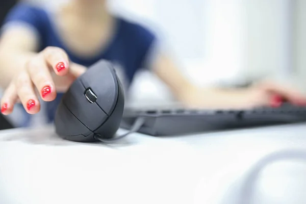 Klavyenin Yanında Bilgisayar Faresi Kullanan Kırmızı Tırnaklı Kadın Eli Yakın — Stok fotoğraf
