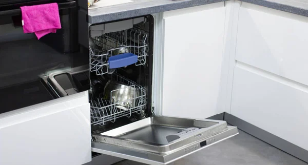 Mutfakta Yeni Açılan Bulaşık Makinesinin Manzarası — Stok fotoğraf