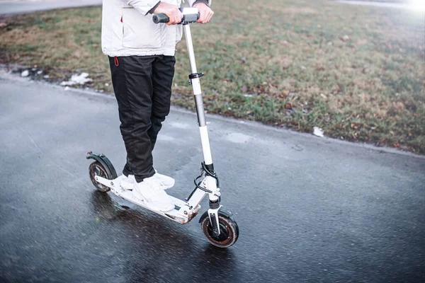 ストリートで新しい現代の電動スクーターに乗る男 — ストック写真