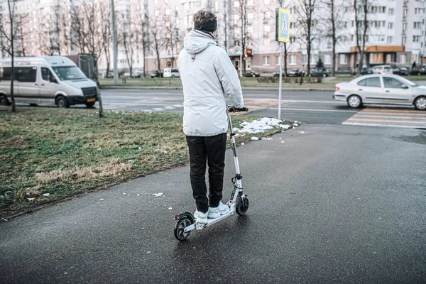 Homme Monte Scooter Électrique Blanc Par Une Journée Hiver Givré — Photo