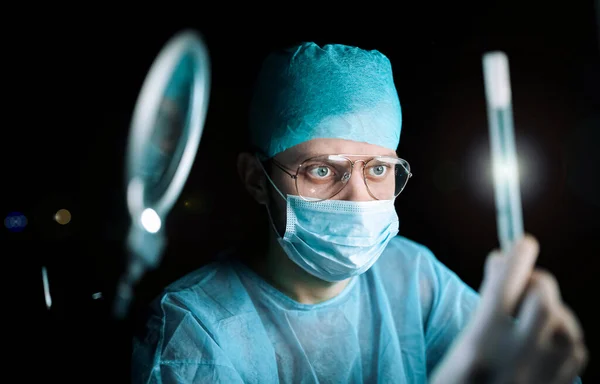 Wissenschaftler Hält Reagenzglas Mit Dem Virus Der Hand — Stockfoto