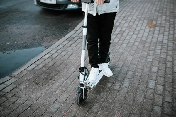 Homem Montando Novo Scooter Elétrico Moderno Rua — Fotografia de Stock