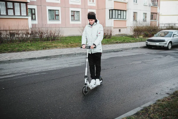 Ember Fehér Elektromos Robogót Vezet Egy Fagyos Téli Napon Elektromos — Stock Fotó