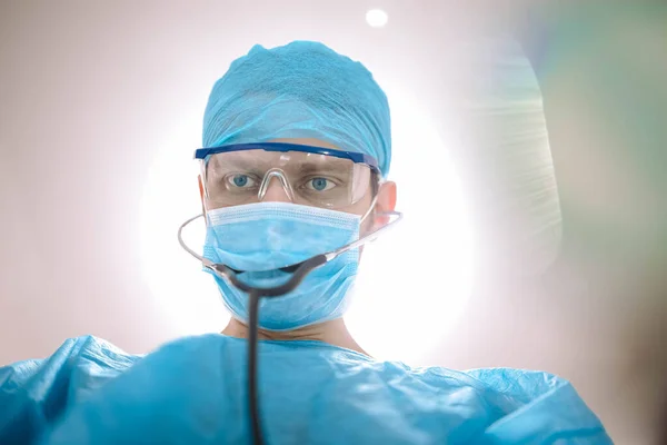 手术室里戴着眼镜和防护面具的外科医生 — 图库照片