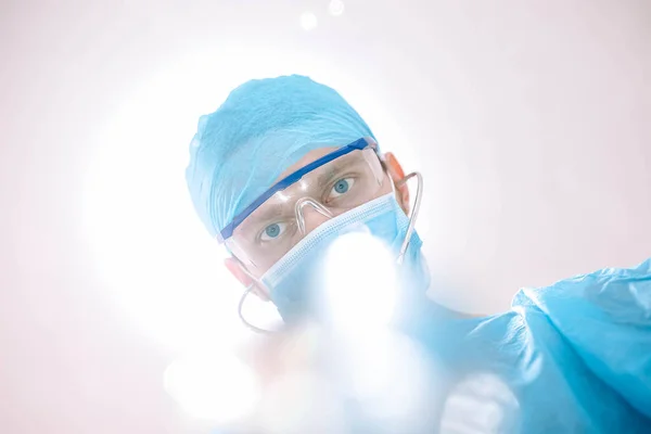 Cirujano Con Gafas Máscara Protectora Trabajando Quirófano — Foto de Stock