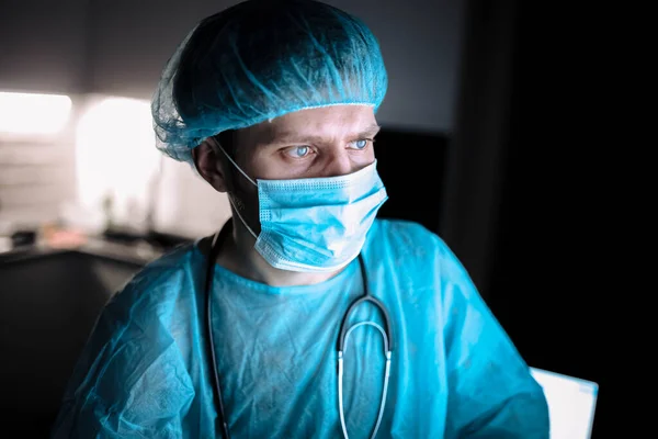 Joven Cirujano Médico Uniforme Gafas Quirófano Durante Pandemia Coronavirus — Foto de Stock