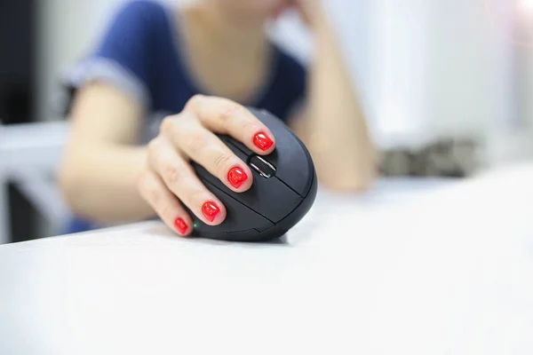 Bilgisayar Faresi Kullanan Kırmızı Tırnaklı Kadın Eli Yakın Görüş — Stok fotoğraf