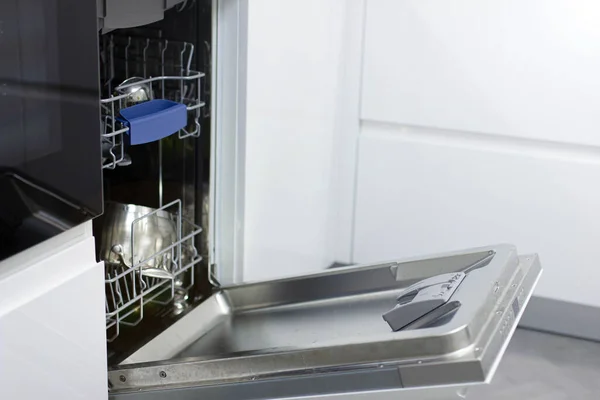 Mutfakta Yeni Açılan Bulaşık Makinesinin Manzarası — Stok fotoğraf